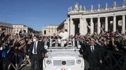 Le pape François salue 80 000 adolescents en pèlerinage sur la place Saint-Pierre, le 18 avril 2022. Vatican Media / 