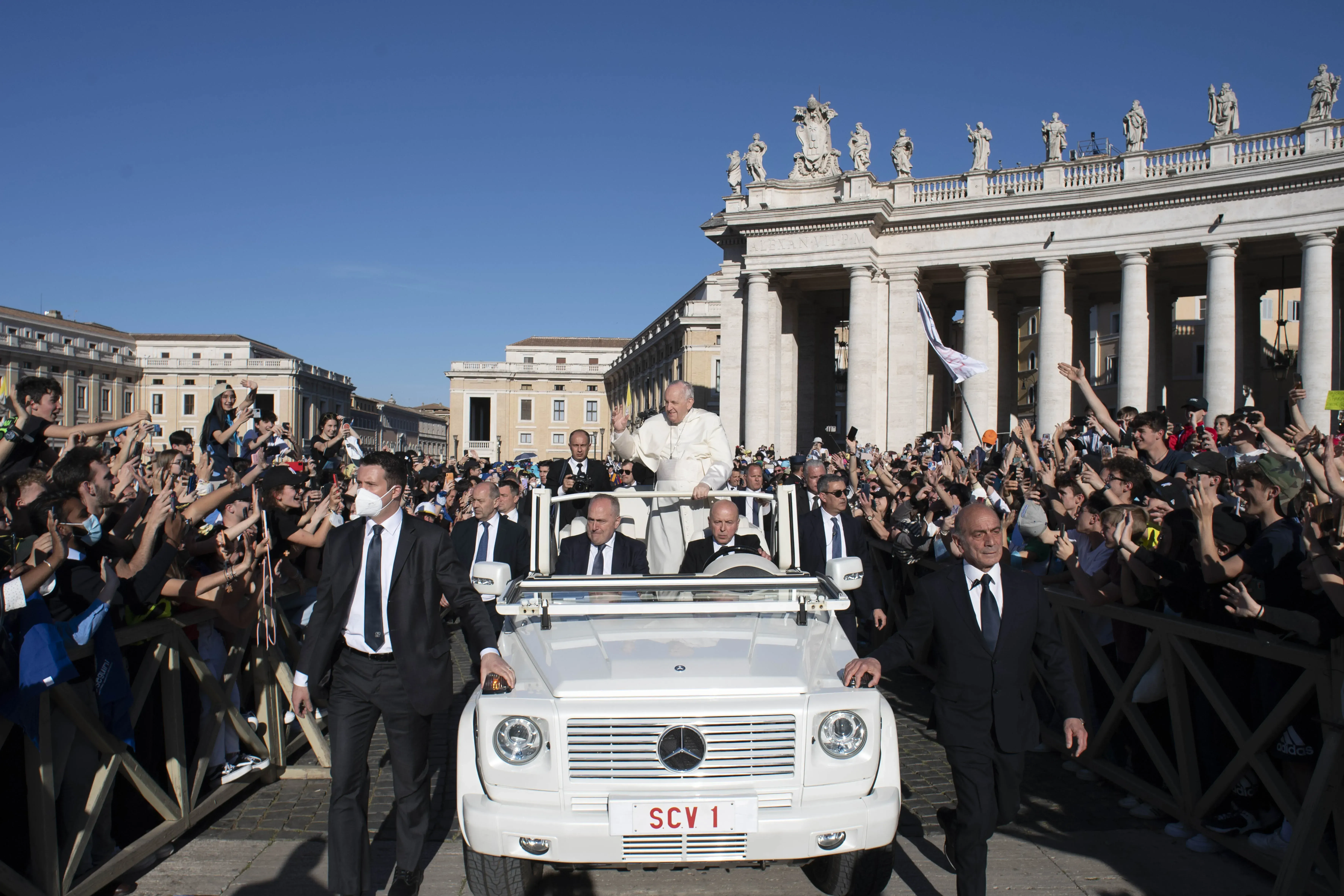 Le pape François salue 80 000 adolescents en pèlerinage sur la place Saint-Pierre, le 18 avril 2022. Vatican Media / 