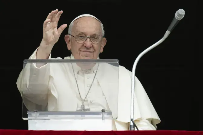 Le pape François salue la foule lors de son discours du Regina Caeli, le 14 mai 2023. | Vatican Media / 