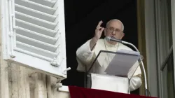 Le pape François bénit la foule sur la place Saint-Pierre après la prière de l'Angélus, le 2 juillet 2023. | Vatican Media / 