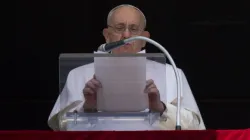 Le pape François s'adresse à la foule sur la place Saint-Pierre lors de l'Angélus du dimanche, le 16 juillet 2023. | Crédit : Vatican Media / 