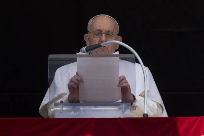 Le pape François s'adresse à la foule sur la place Saint-Pierre lors de l'Angélus du dimanche, le 16 juillet 2023. | Crédit : Vatican Media / 