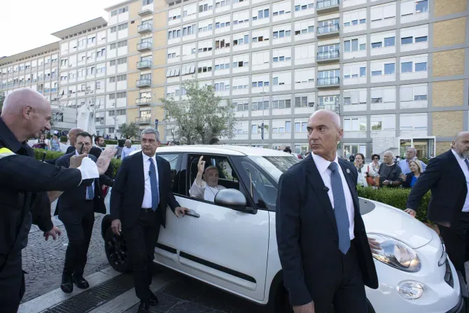 Le pape François a quitté l'hôpital Gemelli de Rome peu avant 9 heures le 16 juin 2023. Avant de retourner au Vatican, il s'est arrêté pour prier devant l'icône mariale historique du Salus Populi Romani à la basilique Sainte-Marie-Majeure, et a rendu une visite rapide à un groupe de religieuses près de la place Saint-Pierre. | Vatican