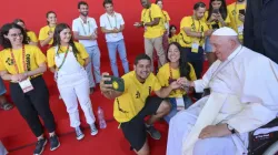 Le Pape François prend des selfies avec des volontaires après la messe de clôture des JMJ2023 à Lisbonne, 6 août 2023. | Crédit photo : Vatican Media / 