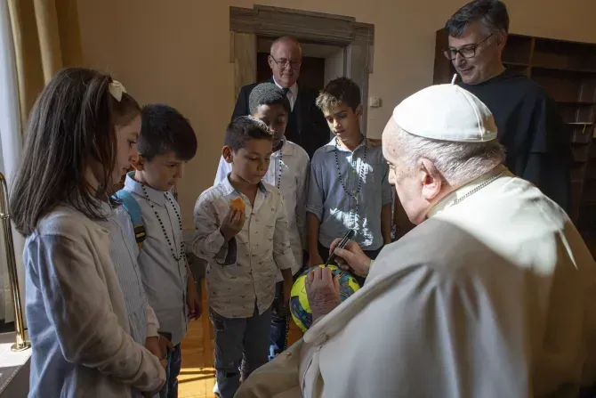 Cinq enfants représentant les cinq continents s'entretiennent avec le pape François dans le palais apostolique du Vatican, le 1er octobre 2023. Le pape tiendra une réunion avec les enfants au Vatican le 6 novembre 2023. | Crédit : Vatican Media