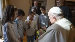 Cinq enfants représentant les cinq continents s'entretiennent avec le pape François dans le palais apostolique du Vatican, le 1er octobre 2023. Le pape tiendra une réunion avec les enfants au Vatican le 6 novembre 2023. | Crédit : Vatican Media / 