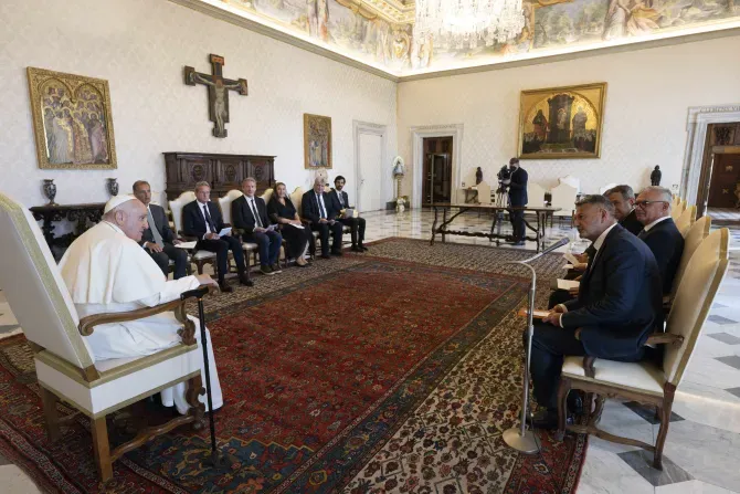 Le Pape François s'entretient avec des avocats du Conseil de l'Europe au Vatican le lundi 21 août 2023. | Crédit : Vatican Media