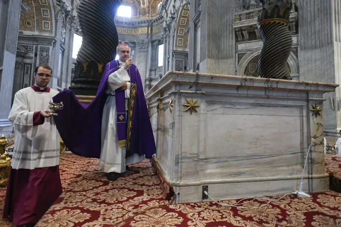 Le cardinal Mauro Gambetti, archiprêtre de la basilique Saint-Pierre, préside un rite pénitentiel le 3 juin 2023, deux jours après qu'un Polonais se soit déshabillé et soit monté sur le maître-autel de la basilique. | Vatican Media