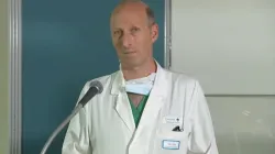 Le Dr Sergio Alfieri, chirurgien principal de l'opération abdominale du pape François, s'exprime lors d'une conférence de presse à l'hôpital Gemelli le 7 juin 2023. | Andreas Thonhauser/EWTN / 