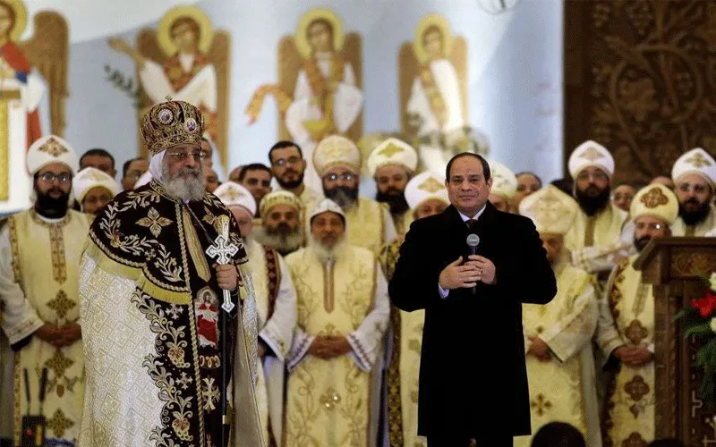 Le président égyptien Abdel Fattah al-Sisi s'exprime près de Tawadros II lors d'une liturgie à la cathédrale de la Nativité du Christ, dans la capitale administrative de l'Égypte, le 2 janvier 2020. / 