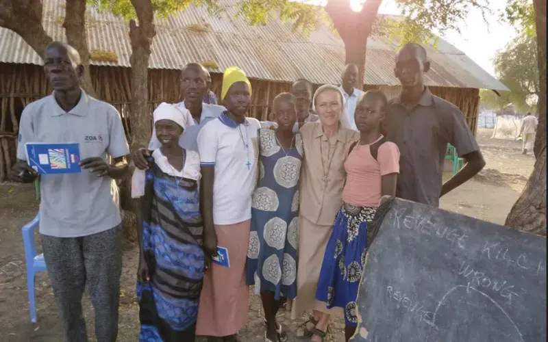 Sœur Elena Balatti des Sœurs Missionnaires Comboniennes (CMS) aux côtés des participants à l'atelier de construction de la paix à Akobo, Soudan du Sud, le 9 janvier 2022. Crédit : Sr. Elena Balatti, CMS