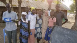 Sœur Elena Balatti des Sœurs Missionnaires Comboniennes (CMS) aux côtés des participants à l'atelier de construction de la paix à Akobo, Soudan du Sud, le 9 janvier 2022. Crédit : Sr. Elena Balatti, CMS / 