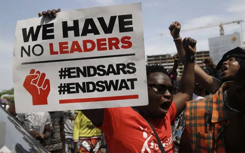 Les manifestants protestent contre la brutalité policière à Lagos, au Nigeria. Domaine public.