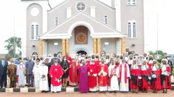 Mgr Ernest Anaezichukwu Obodo avec les juges des tribunaaux après la messe de lancement de l'année judiciaire à la cathédrale du Saint-Esprit, Ogui Enugu. / Diocèse d'Enugu/Page Facebook