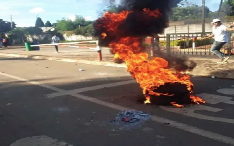 Une manifestation d'étudiants à l'entrée de l'Université du Swaziland. Crédit : DHPI