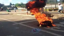 Une manifestation d'étudiants à l'entrée de l'Université du Swaziland. Crédit : DHPI / 