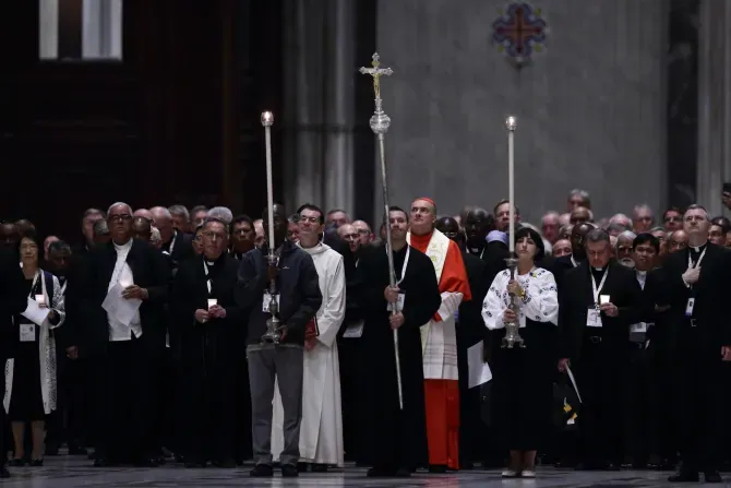 Les membres du Synode, conduits par le cardinal Gabetti, entrent dans la basilique Saint-Pierre pour prier le Rosaire pour la paix. | Crédit : © Evandro Inetti/EWTN News/Vatican Pool / 