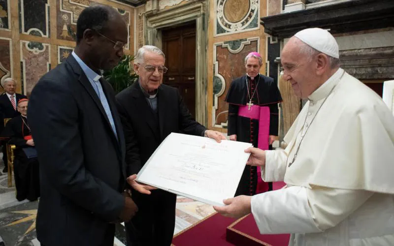 Le pape François remet le prix Ratzinger au père jésuite Paul Beré lors d'une cérémonie au Vatican le 9 novembre 2019. Vatican Media