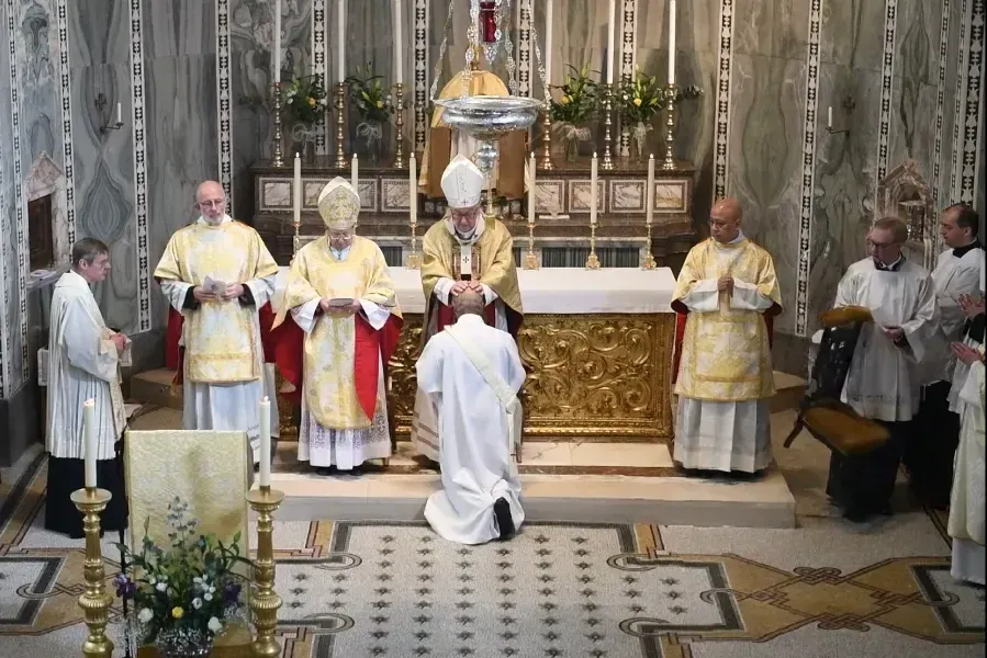 L'ordination du Dr Michael Nazir-Ali à la prêtrise catholique à Londres, en Angleterre, le 30 octobre 2021. Compte Twitter @UKOrdinariate.