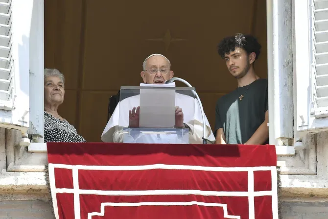 Le pape François est entouré d'une grand-mère et d'un petit-fils lors de sa réflexion à l'Angélus, le 23 juillet 2023, en l'honneur de la Journée mondiale des grands-parents et des personnes âgées. | Vatican Media