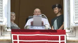 Le pape François est entouré d'une grand-mère et d'un petit-fils lors de sa réflexion à l'Angélus, le 23 juillet 2023, en l'honneur de la Journée mondiale des grands-parents et des personnes âgées. | Vatican Media / 