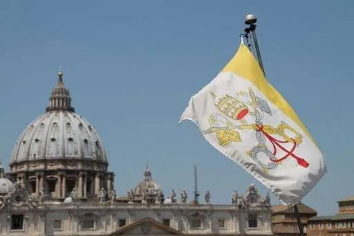 Le drapeau de la Cité du Vatican avec la basilique Saint-Pierre à l'arrière-plan. / Bohumil Petrik/CNA.