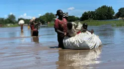 Les fortes pluies et les graves inondations qui se sont abattues sur le Sud-Soudan la semaine dernière ont causé d'importants dégâts dans les camps de réfugiés et de personnes déplacées. Des milliers de personnes, comme cette mère et ses enfants, ont été forcées de chercher un terrain plus élevé. / Service jésuite des réfugiés.