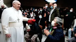 Le Pape François marque la fête de St. Georges avec les pauvres de Rome qui reçoivent le vaccin COVID-19 / Vatican Media / 