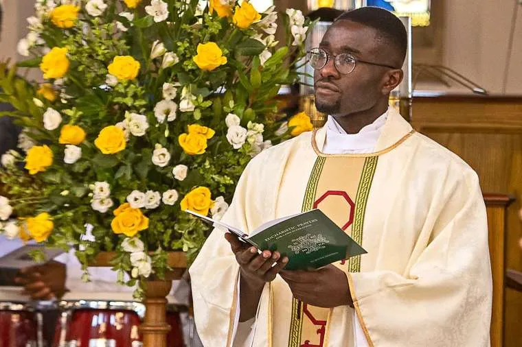 Le père Paschal Uche lors de son ordination dans la cathédrale de Brentwood, Essex, Angleterre, le 1er août 2020. Diocèse de Brentwood/Graham Hillman. Crédit photo de la visite : Mazur/cbcew.org.uk