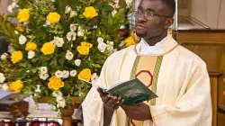 Le père Paschal Uche lors de son ordination dans la cathédrale de Brentwood, Essex, Angleterre, le 1er août 2020. / Diocèse de Brentwood/Graham Hillman. Crédit photo de la visite : Mazur/cbcew.org.uk