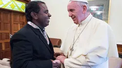 Le père Lazar Arasu, directeur du service des réfugiés de Don Bosco Palabek avec le pape François à Rome. / Domaine public