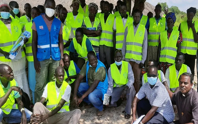 Le père Lazar Arasu avec les participants à la réunion de paix avec le HCR et d'autres dirigeants au Soudan du Sud. Don Bosco Palabek Refugee Services