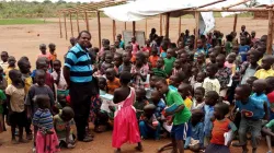 Le père Lazar Arasu, directeur du service des réfugiés de Don Bosco Palabek, avec des écoliers au camp de réfugiés de Palabek. / Don Bosco Palabek Refugee Services