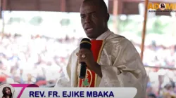 Capture d'écran du Père Camillus Ejike Mbaka pendant la messe au ministère de l'Adoration dans le diocèse d'Enugu. / 