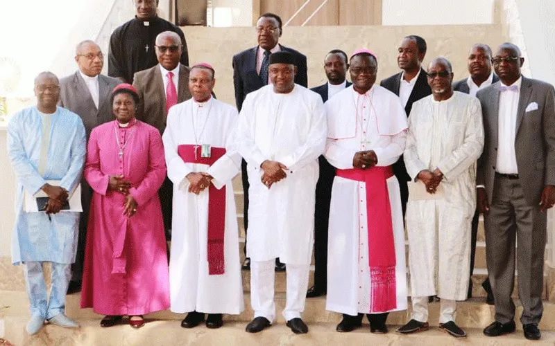 Membres du Conseil chrétien de Gambie avec le Président Adama Barrow. / Domaine public