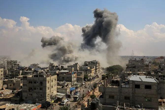 La fumée augmente après des frappes aériennes israéliennes sur la ville de Rafah dans le sud de la bande de Gaza, le 10 octobre 2023. | Crédit photo : Anas-Mohammed/Shutterstock / 