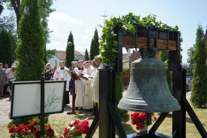 Mgr Gebhard Fürst bénit la cloche de St. Albertus Magnus à Oberesslingen devant l'église de Żegoty (Siegfriedswalde), en Allemagne, qui est maintenant retournée dans son pays d'origine, la Pologne. | Crédit : Diocèse de Rottenburg-Stuttgart/Arkadius Guzy