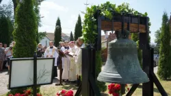 Mgr Gebhard Fürst bénit la cloche de St. Albertus Magnus à Oberesslingen devant l'église de Żegoty (Siegfriedswalde), en Allemagne, qui est maintenant retournée dans son pays d'origine, la Pologne. | Crédit : Diocèse de Rottenburg-Stuttgart/Arkadius Guzy / 