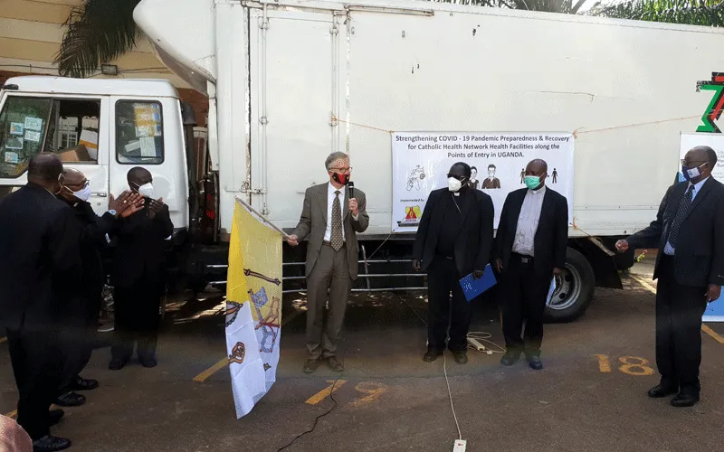 Les membres du Bureau médical catholique ougandais recevant des équipements de protection individuelle (EPI) du gouvernement allemand par l'intermédiaire de son ambassade dans le pays afin de soutenir la lutte contre COVID-19. Ambassade d'Allemagne à Kampala/Page Facebook