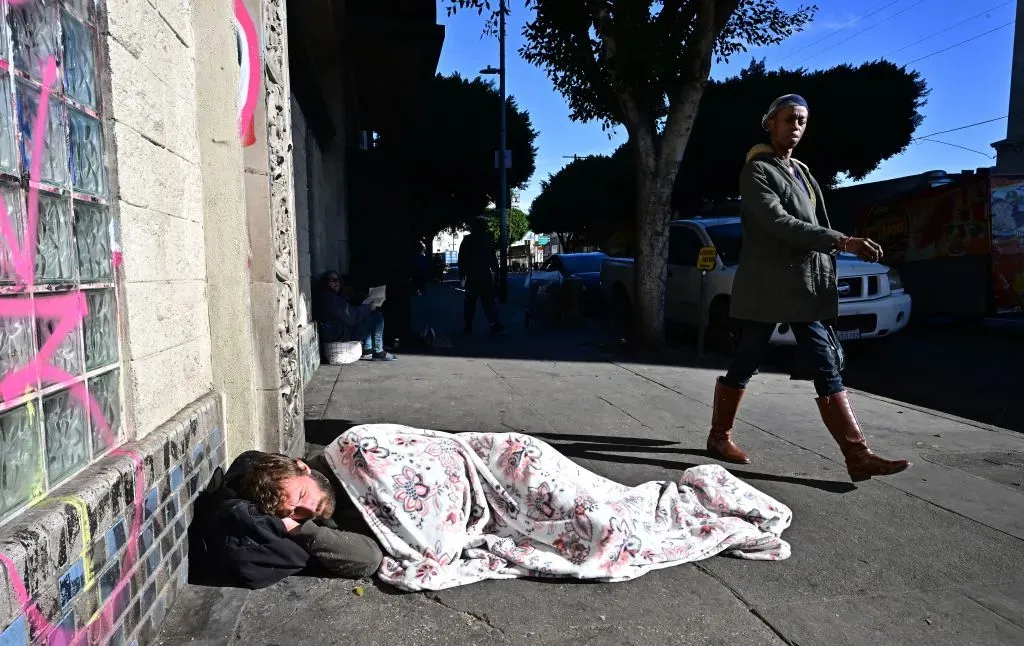 Un sans-abri dort sur le trottoir dans le centre de Los Angeles le 22 novembre 2023.