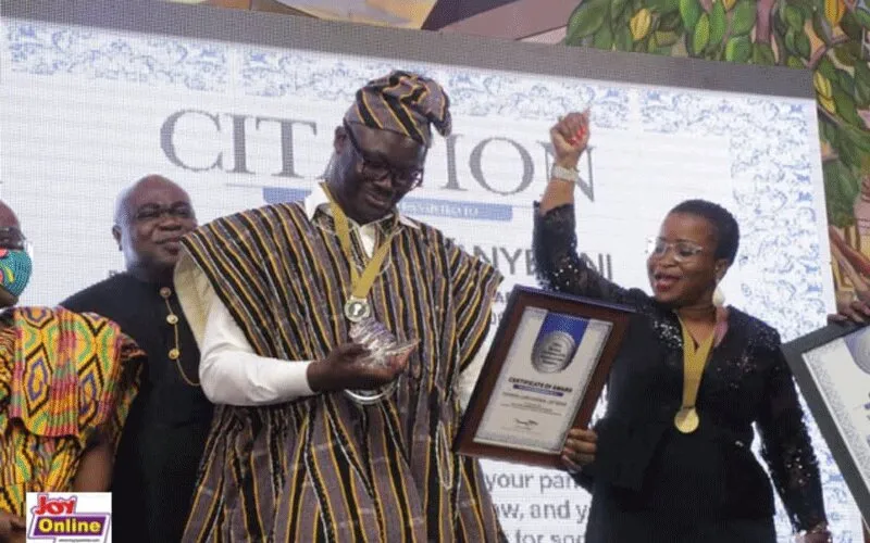 M. Samson Lardy Anyenini, membre de la Catholic Association of Media Practitioners, Ghana (CAMP-G), qui a été élu journaliste de l'année 2019 de P. A. V. Ansah lors de la 25e cérémonie de remise des prix de l'Association des journalistes du Ghana, à Accra, le 24 octobre 2020. Myjoyonline.com