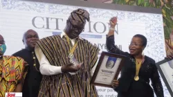 M. Samson Lardy Anyenini, membre de la Catholic Association of Media Practitioners, Ghana (CAMP-G), qui a été élu journaliste de l'année 2019 de P. A. V. Ansah lors de la 25e cérémonie de remise des prix de l'Association des journalistes du Ghana, à Accra, le 24 octobre 2020. / Myjoyonline.com