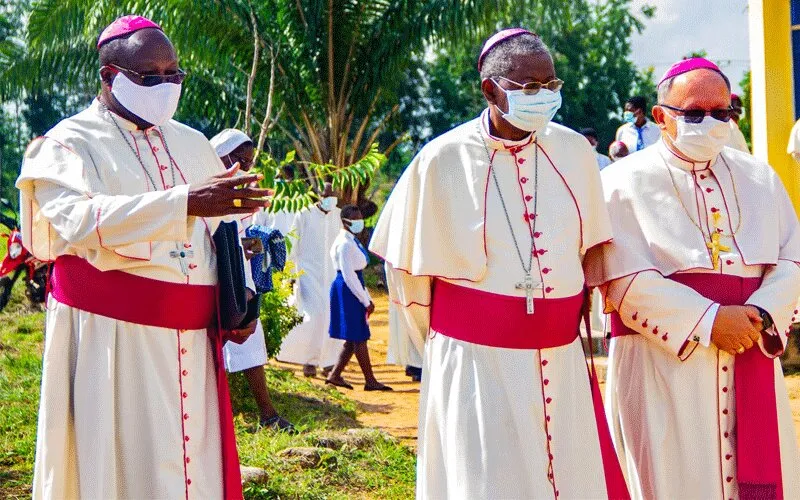 Mgr Philip Naameh, président de la Conférence des évêques catholiques du Ghana, avec Mgr Henryk Mieczysław Jagodziński, nonce apostolique au Ghana et Mgr Gabriel Edoe Kumordji, SVD, évêque du diocèse de Keta-Akatsi, lors de l'ouverture de la plénière 2020 de la GCBC au lycée de filles St. Catherine à Agbakope le 9 novembre 2020. Damian Avevor