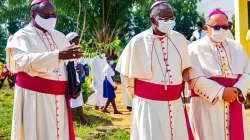 Mgr Philip Naameh, président de la Conférence des évêques catholiques du Ghana, avec Mgr Henryk Mieczysław Jagodziński, nonce apostolique au Ghana et Mgr Gabriel Edoe Kumordji, SVD, évêque du diocèse de Keta-Akatsi, lors de l'ouverture de la plénière 2020 de la GCBC au lycée de filles St. Catherine à Agbakope le 9 novembre 2020. / Damian Avevor