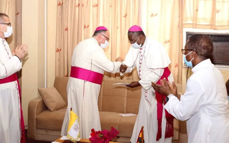 Mgr Henryk Mieczyslaw Jagodzinski, le nouveau Nonce Apostolique au Ghana, présentant sa lettre d'introduction au Président de la Conférence des Evêques Catholiques du Ghana au Secrétariat Catholique National le mercredi 9 septembre 2020. Secrétariat national catholique.