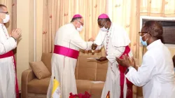 Mgr Henryk Mieczyslaw Jagodzinski, le nouveau Nonce Apostolique au Ghana, présentant sa lettre d'introduction au Président de la Conférence des Evêques Catholiques du Ghana au Secrétariat Catholique National le mercredi 9 septembre 2020. / Secrétariat national catholique.