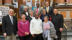 Le Père Raphael Assamah avec quelques législateurs de l'Iowa. Crédit : Archidiocèse d'Accra / 