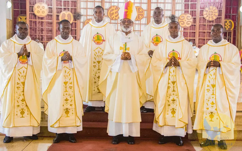 Mgr Charles Gabriel Palmer-Buckle, archevêque de Cape Coast avec six nouveaux prêtres, a été ordonné pour l'archidiocèse d'Accra à la cathédrale Saint Esprit le samedi 19 septembre 2020. / Radio Angelus