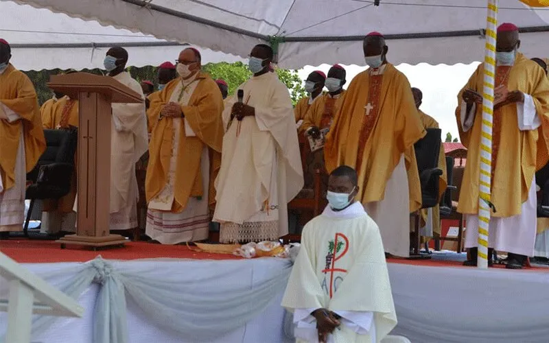 Quelques évêques du Ghana avec le Nonce Apostolique au Ghana, Mgr Henryk Mieczysław Jagodziński qui a présidé la Sainte Messe du 25ème anniversaire du Diocèse de Keta-Akatsi dans la région de la Volta au Ghana. / Frère Stephen Domelevo, SVD