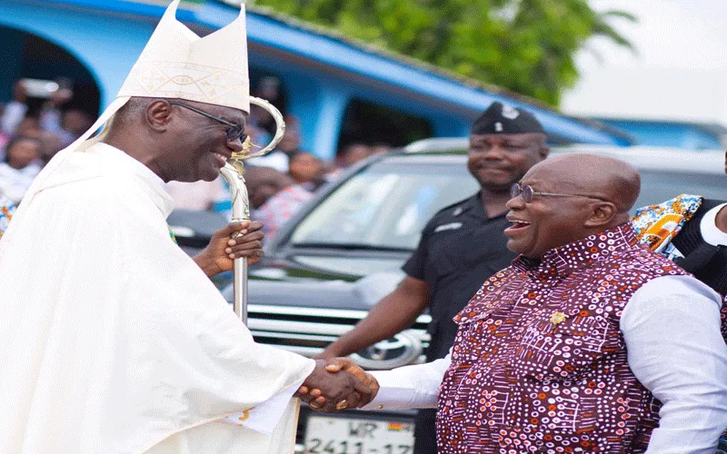 Mgr John Bonaventure Kwofie, archevêque d'Accra et administrateur apostolique du diocèse de Sekondi-Takoradi, en poignée de main avec la présidente Nana Akufo-Addo pour l'accueillir à la messe du jubilé d'or de la cathédrale Star of the Sea, Takoradi le dimanche 8 décembre 2019. - Bureau des communications Sekondi-Takoradi.